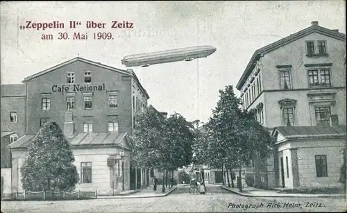 Ak Zeitz im Burgenlandkreis, Luftschiff Zeppelin II über der Stadt 1909, Cafe Continental