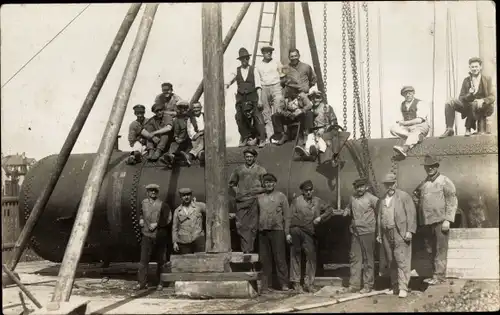 Foto Ak Kesselreiniger, Männer in Arbeitskleidung
