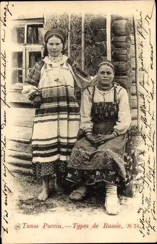 Ak Bäuerinnen in russischer Tracht, Portrait vor Bauernhaus