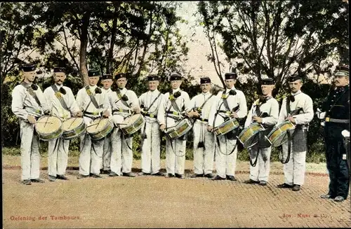 Ak Infanterie Recruten oefeningen, Niederländische Soldaten in Uniform, Oefening der Tambours