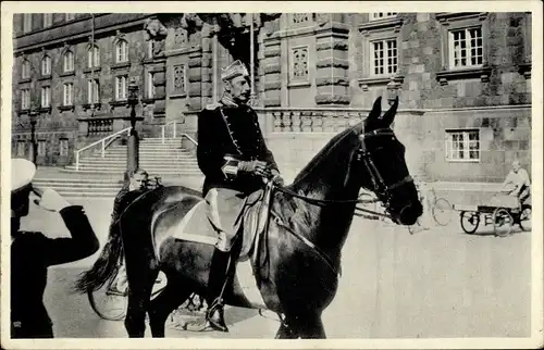 Ak König Christian X. von Dänemark, Portrait zu Pferde