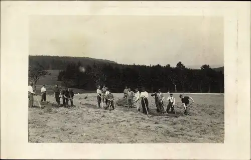 Foto Ak Deutsche Soldaten bei der Feldarbeit