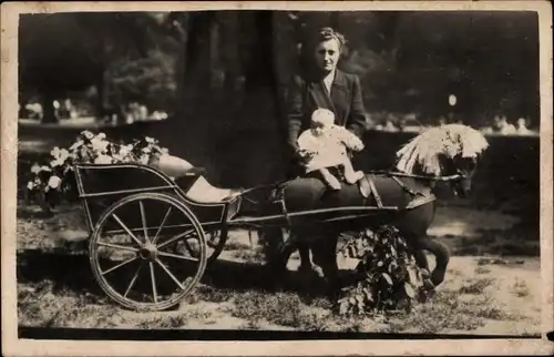 Foto Ak Mutter mit Baby, Spielzeugkutsche