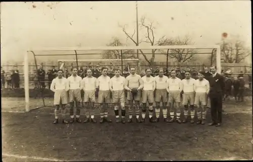 Foto Ak Gruppenaufnahme einer Fußballmannschaft