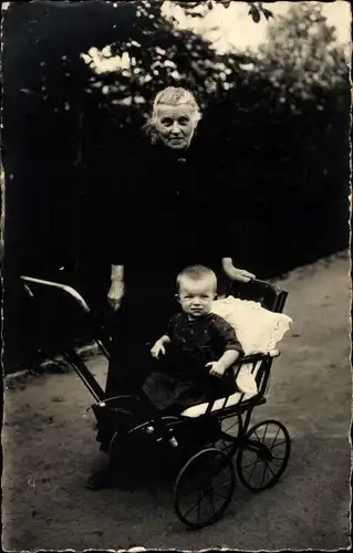 Foto Ak Alte Frau mit Kleinkind im Kinderwagen