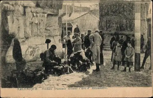 Ak Thessaloniki Griechenland, Soldats français devant l'arc d'Alexandre