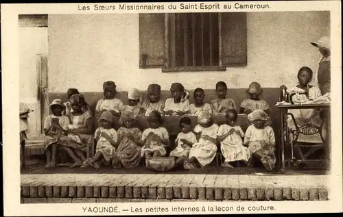 Ak Yaounde Kamerun, Les petites internes a la lecon de couture, Nähmaschine
