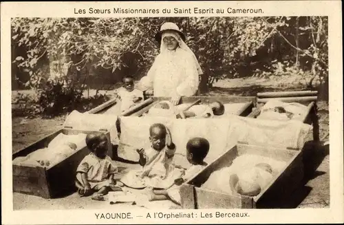 Ak Yaoundé Jaunde Kamerun, A l´Orphelinat, Les Berceaux, Kleinkinder