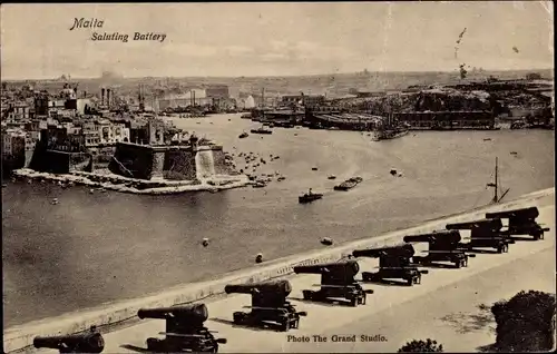 Ak Malta, Salutschüsse, Kanonen, Blick über den Hafen