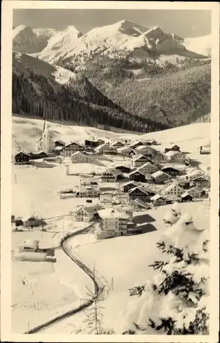 Ak Berwang in Tirol, Panorama vom Ort m. Lechtaler Alpen, Schneelandschaft