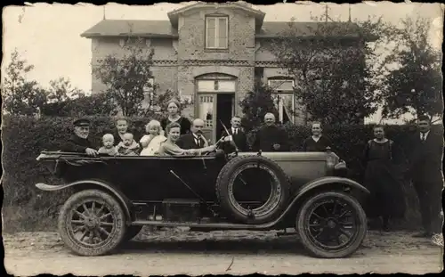 Foto Ak Personen hinter und in einem Automobil