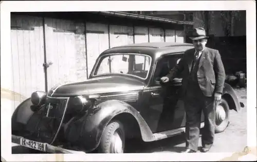 Foto Ak Mann neben einem Automobil, KFZ Kennz. IX 422 169