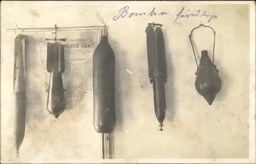 Foto Ak Feindliche Bomben, Munition, Kaiserliche Marine in der Nordsee, 1. WK