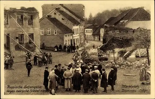 Ak Domnowo Domnau Ostpreußen, Marktplatz, Russische Gefangene legen morsche Giebel nieder