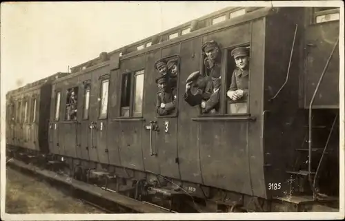 Foto Ak Munsterlager, Soldaten schauen aus den Fenstern eines Eisenbahnwaggons