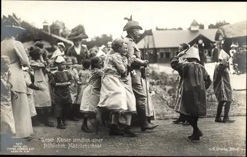 Ak Kaiser Wilhelm II. inmitten einer fröhlichen Mädchenschaar, Gustav Liersch 4231