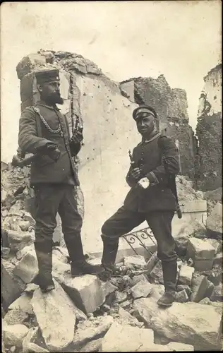 Foto Ak Deutsche Soldaten in Uniform in den Trümmern eines Hauses, Pfeifen, 1. WK