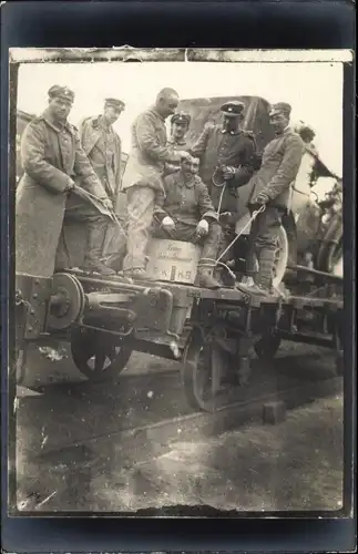 Foto Ak Deutsche Soldaten in Uniform auf einem Eisenbahnwaggon, gefesselter Kamerad, E. K. K. S.