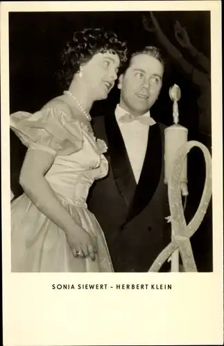 Ak Sonja Siewert und Herbert Klein, Sängerpaar, Mikrophon