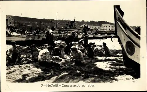 Ak Nazaré Nazareth Portugal, Concertando as redes, Fischer mit Netzen am Ufer, Boote