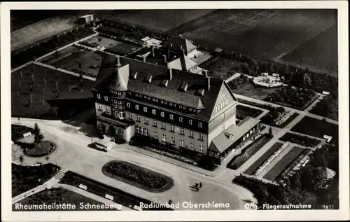 Ak Schneeberg im Erzgebirge, Rheumaheilstätte, Radiumbad Oberschlema, Fliegeraufnahme