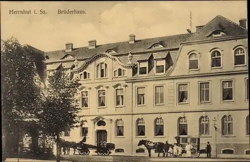 Ak Herrnhut in der Oberlausitz, Blick auf das Brüderhaus, Straßenpartie mit Pferdekutschen