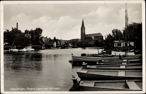 Ak Vlaardingen Südholland, Blick zur Kirche, Boote