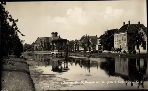 Ak 's Gravendeel Südholland, N. Voorstraat m. gezicht Ned. Herv. Kerk