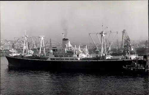 Foto Ak Frachtschiff in einem Hafen