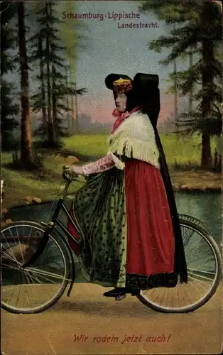 Ak Schaumburg-Lippische Landestracht, Wir radeln jetzt auch, Frau auf Fahrrad