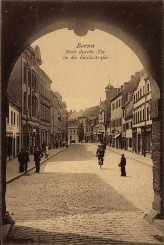 Ak Borna in Sachsen, Blick durchs Tor in die Reichsstraße