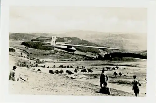 Sammelbild Helden der Luft Serie G Bild 143 Segelflieger über Rhönlandschaft