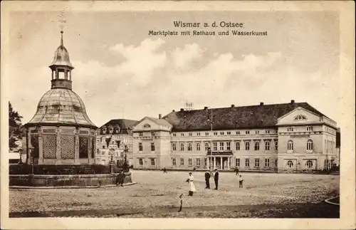 Ak Wismar in Mecklenburg Vorpommern, Marktplatz mit Rathaus und Wasserkunst