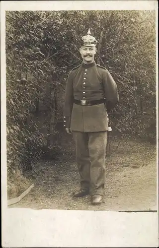 Foto Ak Deutscher Soldat in Uniform, Standportrait