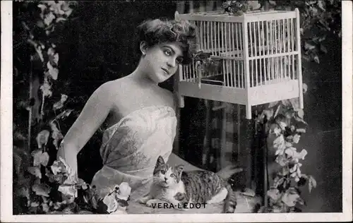 Ak Schauspielerin Vera Ledot, Portrait, Vogelkäfig, Katze