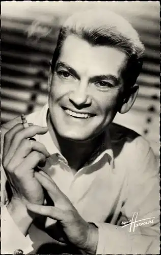 Ak Schauspieler Jean Marais, Zigarette