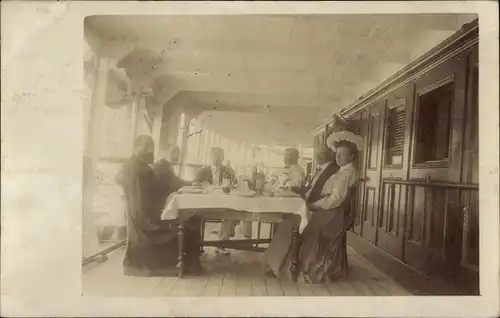 Foto Ak Schiffspassagiere, Menschen am Tisch an Deck eines Dampfers