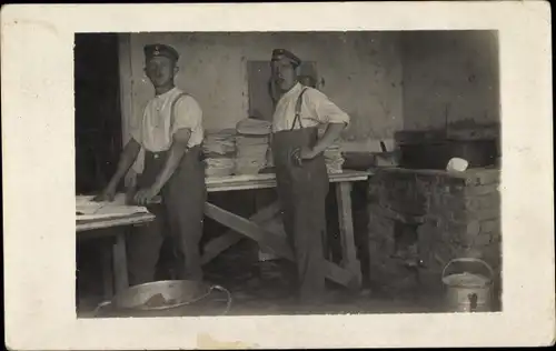Foto Ak Soldaten beim Reinigen der Kleidunf, Bürste, Soldatenleben, Kaiserzeit