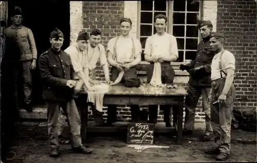 Foto Ak Soldaten beim Reinigen der Kleidunf, Wäsche, Soldatenleben