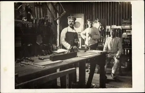 Foto Ak Deutsche Soldaten in einer Werkstatt, Handwerker, Hammer, Tisch, Kaiserzeit