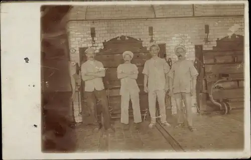 Foto Ak Männer in einer Werkstatt, Maschinen, Gruppenbild