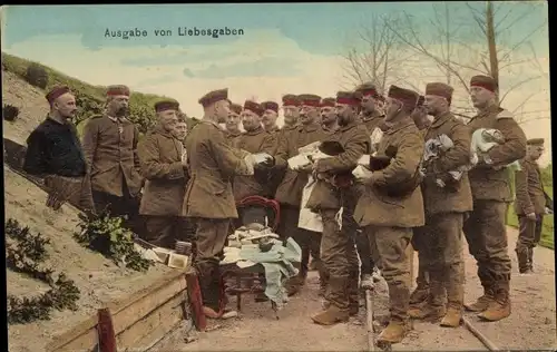 Ak Ausgabe von Liebesgaben, Soldaten in Uniformen, Soldatenleben, Feldpost