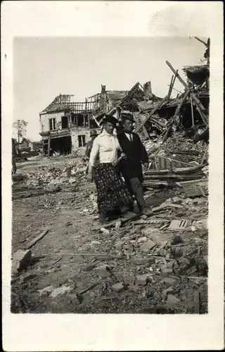 Foto Ak Zerstörungen am Ort, Naturkatastrophe, Zwei Männer