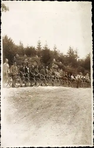 Foto Ak Radfahrer, Fahrräder, Gruppenbild
