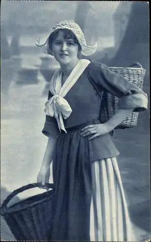 Foto Ak Frau in Tracht mit Körben, Portrait