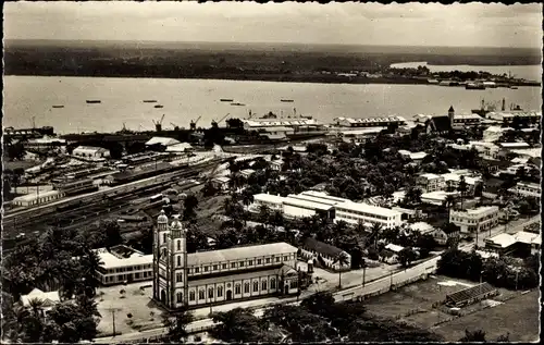 Ak Douala Duala Kamerun, Luftbild der Stadt mit Kathedrale