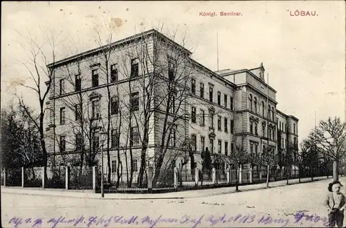 Ak Löbau in Sachsen, Kind vor dem kgl. Seminar