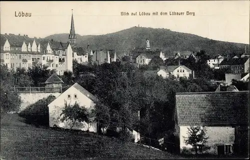 Ak Löbau in Sachsen, Blick auf die Stadt mit dem Löbauer Berg