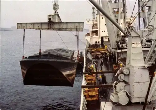 Ak MS Werdenfels, Deutsche Dampfschifffahrtsgesellschaft Hansa, Übernahme eines Leichters