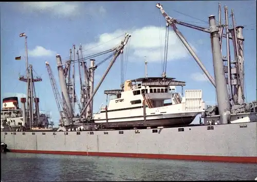 Ak Übernahme eines Fährschiffes auf Frachtschiff MS Treuenfels, DDG Hansa